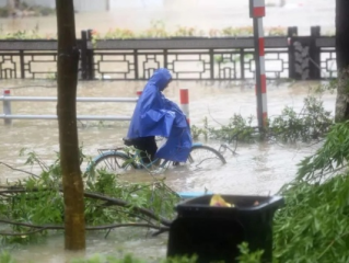 台风最新消息了，风雨中的城市，与那些坚守的身影